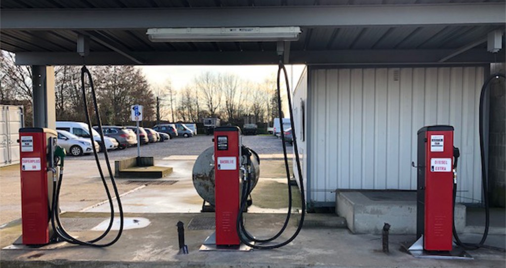 Rode staande dieselpomp voor diesel, mazout in verschillende debieten. Installatie van meerdere pompen naast elkaar.